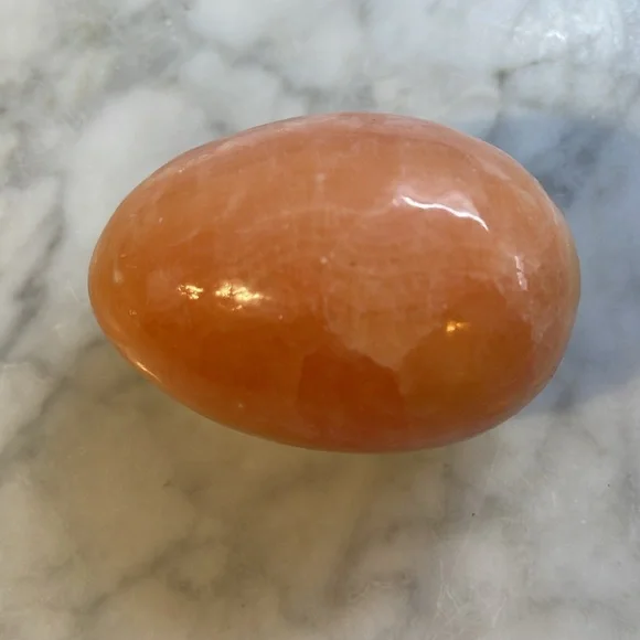 Vtg pink orange alabaster marble stone egg. 3” tall; 1-3/4” wide; 150grams - Picture 4 of 4